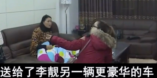 教授為追求小10歲助教送車送物，婚後1年，卻把婚房送給了前妻