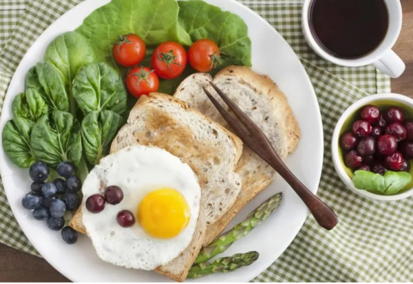 吃早餐時不僅要少喝大米粥，醫生建議：這3種食物也要少吃