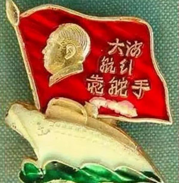 76歲老人收藏5000多枚毛主席像章，2016年開展覽館，拒絕高價收購