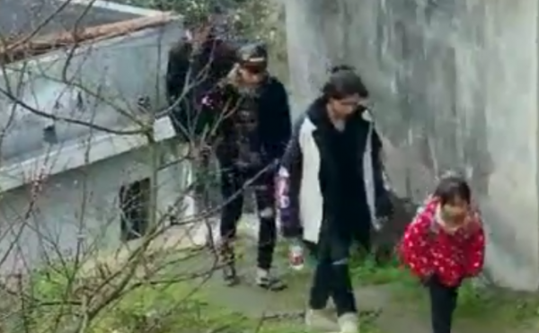 變形計暴躁農村女孩：被親媽拋棄，被城市哥哥當親妹妹，寵成公主