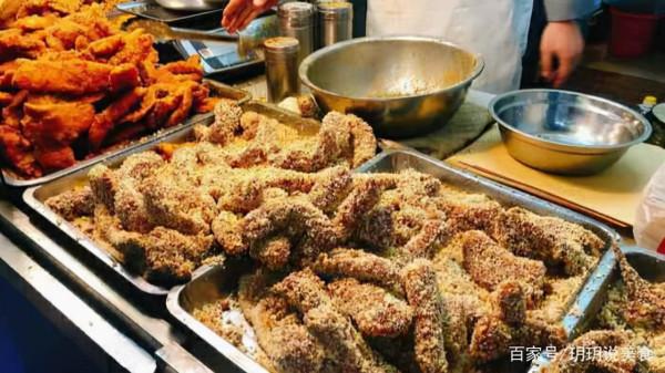 山東小夫妻擺攤賣小吃，8元一個用的全是凍貨，月入3萬喜提豪車