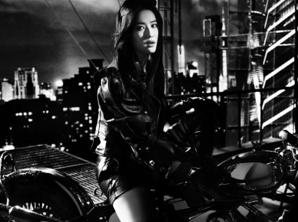 劉亦菲皮衣機車大片，看了直呼好颯