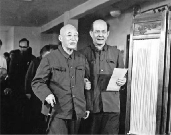 葉聖陶有多牛?課本“語文”兩字出自他手,憑一幅書法抱得美人歸 葉聖陶有多牛?課本“語文”兩字出自他手,憑一幅書法抱得美人歸