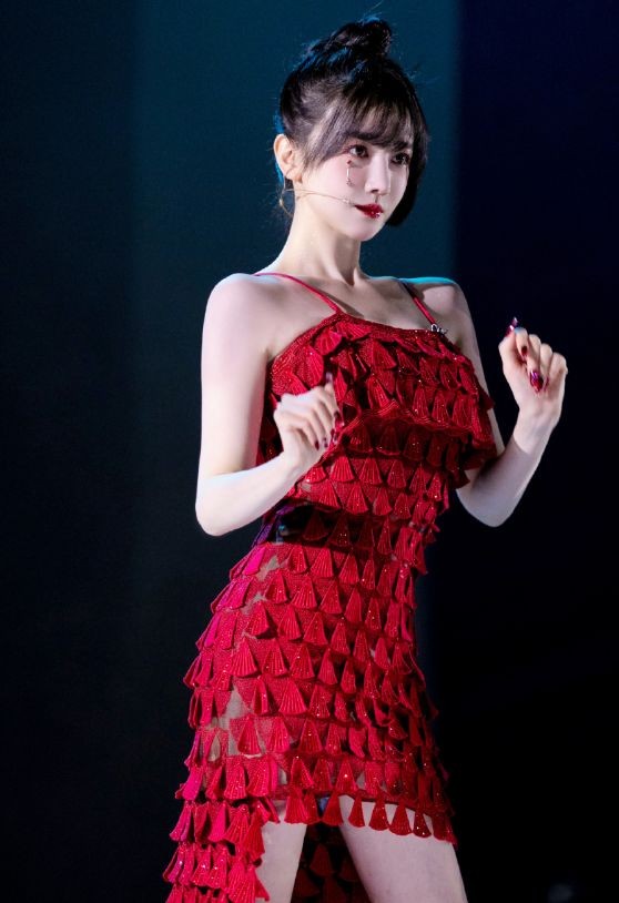 陳小紜紅色搭配真迷人,一雙長腿展露無疑,就是髮型有些一言難盡 陳小紜紅色搭配真迷人,一雙長腿展露無疑,就是髮型有些一言難盡