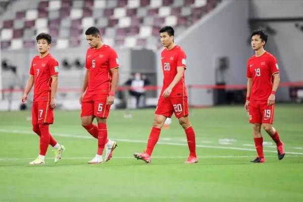 中國男足或將再次降薪，降幅超大，或將由500萬頂薪調整為300萬