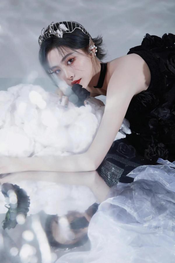 許佳琪的黑與白大片來襲，這眼神太吸引人了吧