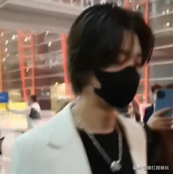 當紅男愛豆孫瀅皓在機場被路人吐槽:大老爺們跟娘們似的 當紅男愛豆孫瀅皓在機場被路人吐槽:大老爺們跟娘們似的