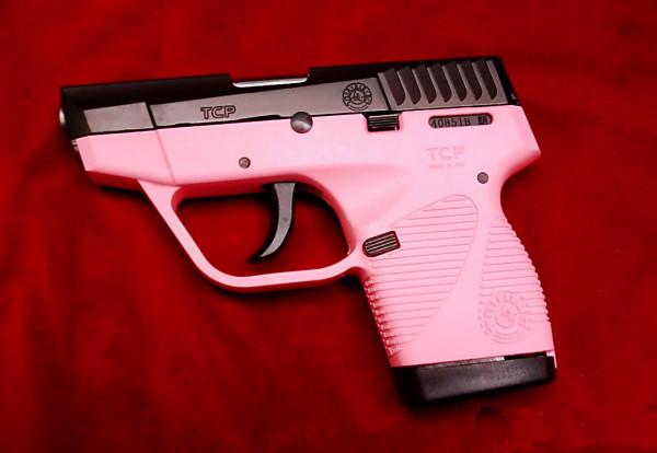 小巧玲瓏卻又危險性十足 口袋手槍典範 巴西陶魯斯最適合女性的槍型 小巧玲瓏卻又危險性十足 口袋手槍典範 巴西陶魯斯最適合女性的槍型