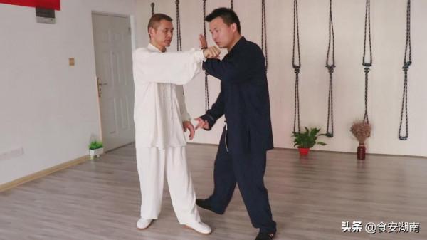 太極單手側面纏絲功是一種複合勁，攻防一起，防守與攻擊同時發動