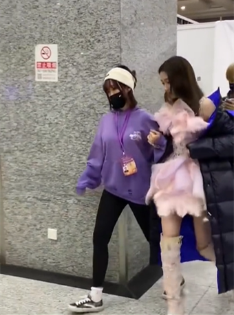 北京春晚路透：王鷗像大白菜、李沁生圖顯老，AB戴婚戒破婚變傳聞