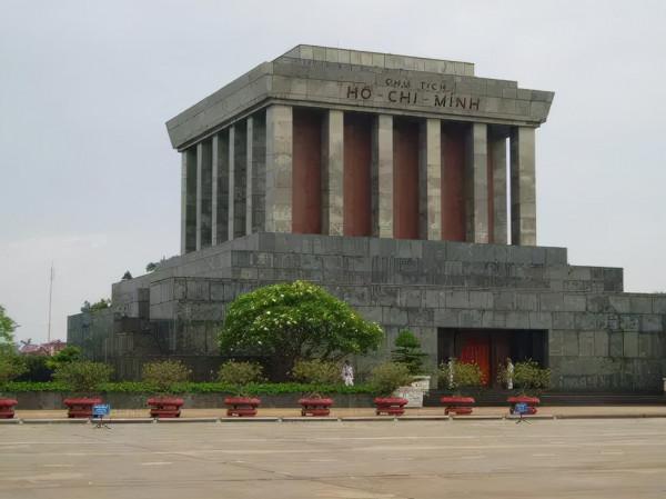 胡志明紀念堂：莊嚴肅穆的靈堂，在當地地位極高