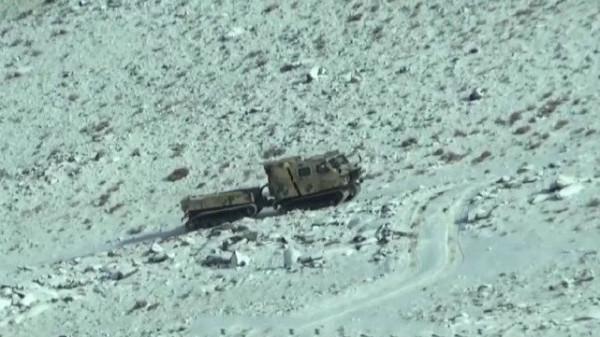 山地高原如履平地！解放軍邊防部隊再獲新裝備：全地形車保障運輸