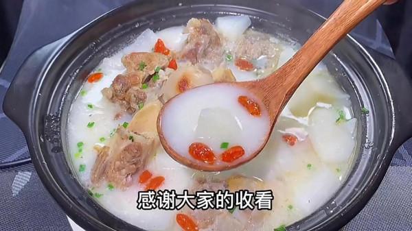 燉骨頭湯，牢記“兩不放”訣竅，湯白肉香不油膩，營養全保留