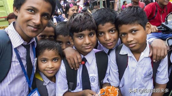 深入孟買平民窟，同吃同住，外國小哥用鏡頭記錄真實的達哈維
