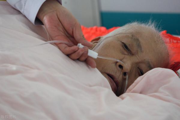 62歲老人的無奈哭訴：我寧可成為一個不孝子，也希望父親早日離去