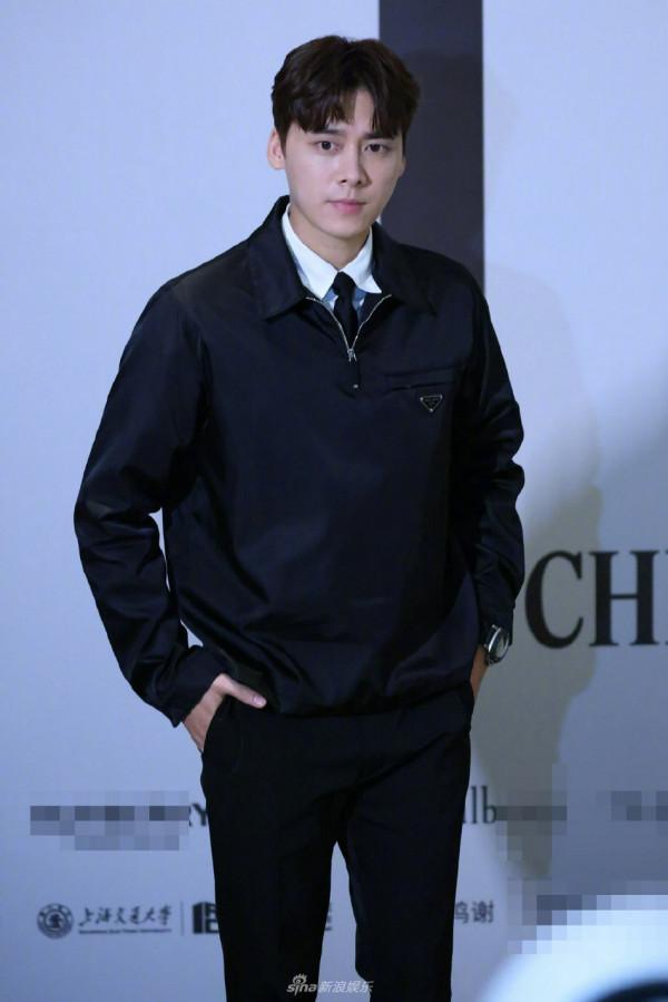 眾星亮相T風格論壇 景甜張靚穎黑西裝比美