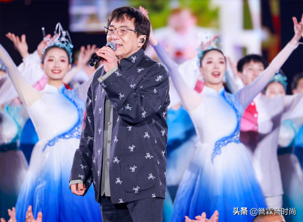 67歲成龍滿臉皺紋戴花鏡,穿唐裝亮相,氣質證明“精忠”情懷 67歲成龍滿臉皺紋戴花鏡,穿唐裝亮相,氣質證明“精忠”情懷