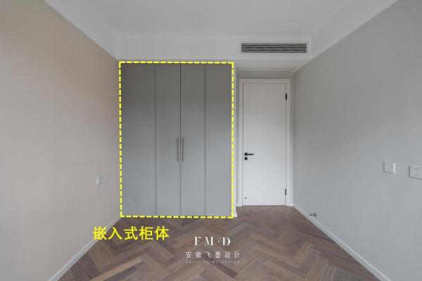沒有獨立衣帽間？就直接在臥室內部打造個，嵌入式設計太實用了