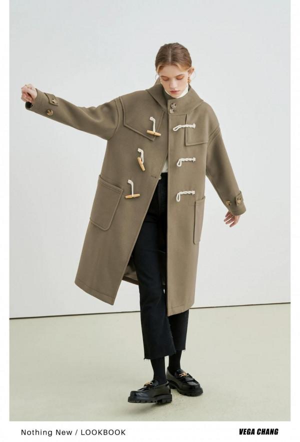 看著樸實無華，穿上青春減齡的牛角扣大衣