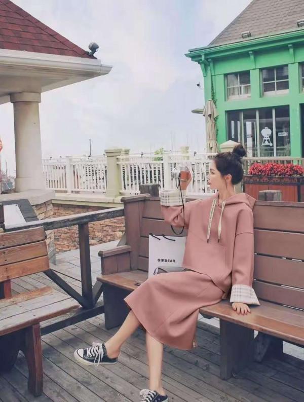 這才是普通人該有的秋季穿搭:衛衣+過膝裙,優雅時髦誰穿誰好看 這才是普通人該有的秋季穿搭:衛衣+過膝裙,優雅時髦誰穿誰好看