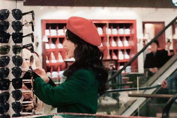 情人節趙麗穎手挽著李光潔劇照曝光，這是撒糖來了嗎？