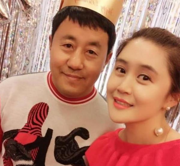 57歲王小寶曬出近況,打扮簡單休閒,與妻子同框十指相扣很是甜蜜 57歲王小寶曬出近況,打扮簡單休閒,與妻子同框十指相扣很是甜蜜