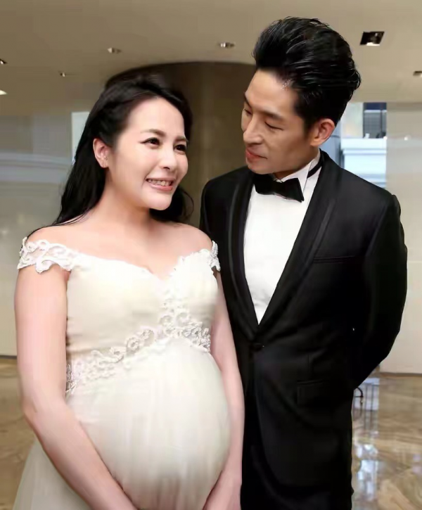 恭喜!44歲男星結婚6週年喜迎二胎,38歲妻子3個月孕肚已顯形 恭喜!44歲男星結婚6週年喜迎二胎,38歲妻子3個月孕肚已顯形