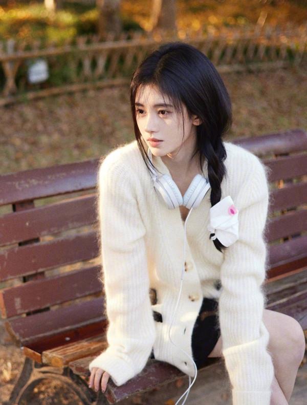 鞠婧禕酷拽造型來襲！個性公主切髮型配絲絨長裙，時尚又吸睛