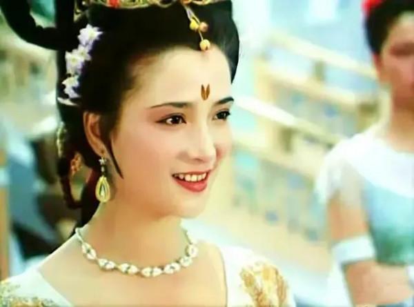 尖嘴猴腮別硬吹神顏，9位女星告訴你，古典美人從來都是珠圓玉潤