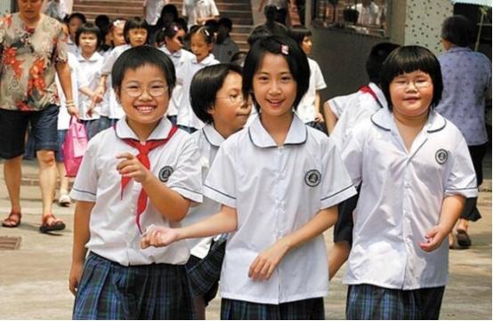 小學生校服2320元，引家長不滿，一家長在告知書上寫下&OpenCurlyDoubleQuote;不同意&rdquo;