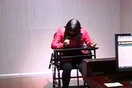 女子冒用他人身份當了16年老師，被原主拆穿後威脅稱：我後臺硬