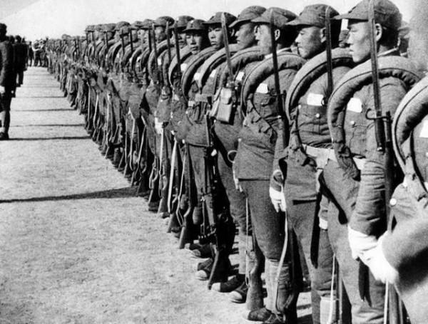 日軍懸賞八路軍戰士，戰士闖隊長家掏槍：我是你懸賞500大洋的人