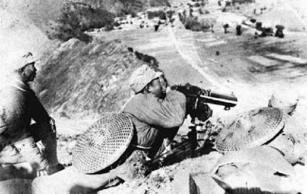 戰士接起神秘電話，被司令員衝上前一把掐斷，拯救了我軍幾千人馬