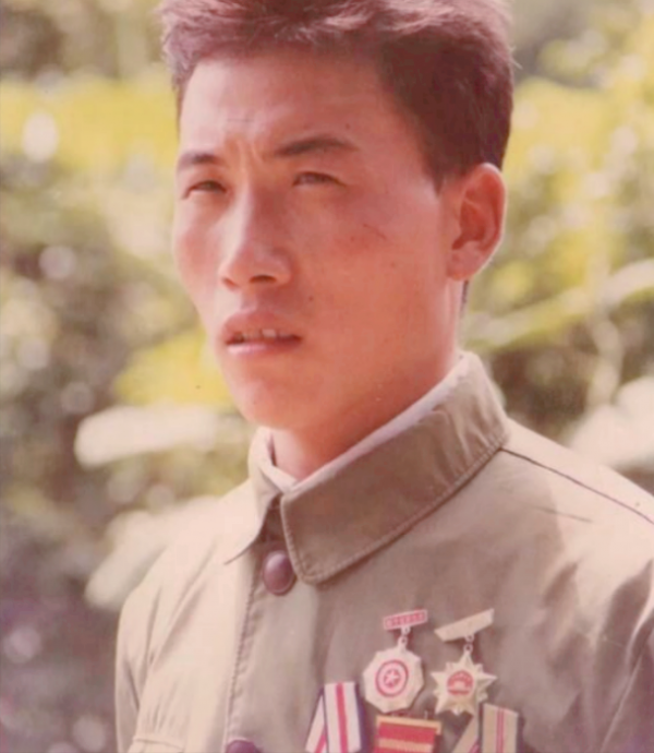 他用1枚手榴彈滅7名越軍,成一等功臣卻拒絕特殊照顧,甘當賣菜翁 他用1枚手榴彈滅7名越軍,成一等功臣卻拒絕特殊照顧,甘當賣菜翁