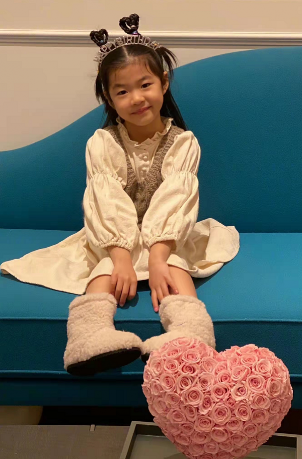 章子怡把女兒寵成小公主!醒醒穿白裙像汪峰翻版,美貌不及小蘋果 章子怡把女兒寵成小公主!醒醒穿白裙像汪峰翻版,美貌不及小蘋果