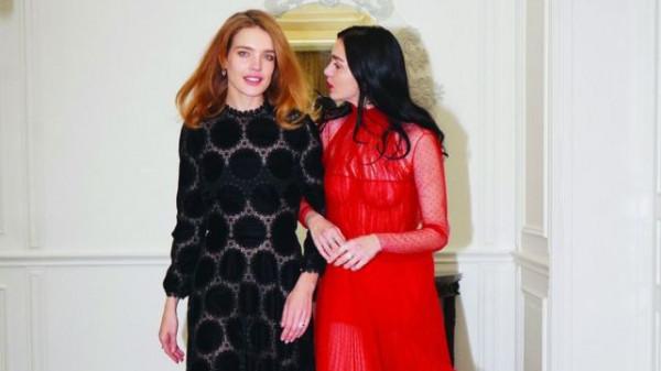 39歲LV太子妃家中招待閨蜜，純素顏很真實，太子爺彈鋼琴助興