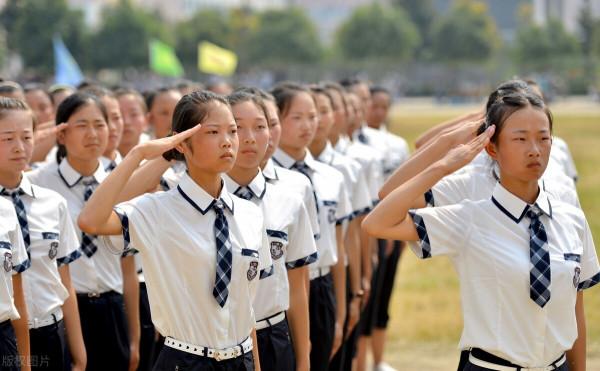 想要提升自己的氣質，要做到以下這三點，快速解決形體問題