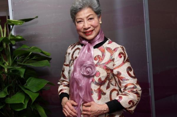 86歲羅蘭現身街頭，膝蓋曾做手術靠柺杖出行，擔心腦退化不敢退休