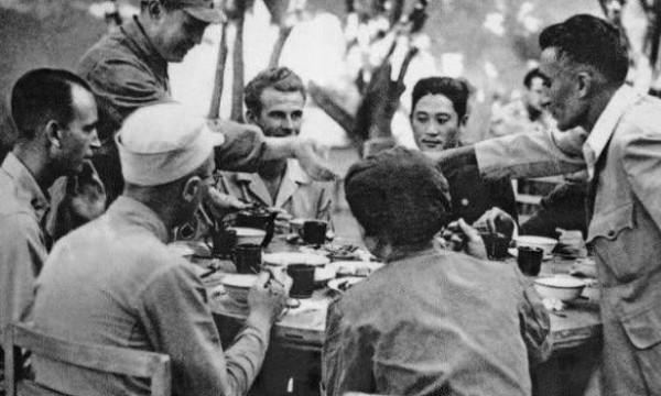 在延安特務持木錘擊打毛主席後腦,警衛擋下,活百歲享正軍級待遇 在延安特務持木錘擊打毛主席後腦,警衛擋下,活百歲享正軍級待遇