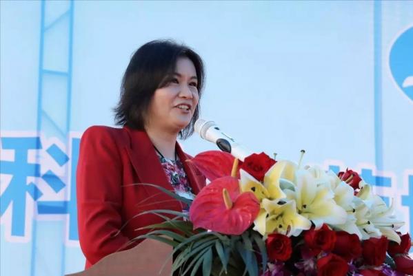 “玻璃女王”周群飛:打工妹到湖南女首富,為何不嫁富豪嫁司機? “玻璃女王”周群飛:打工妹到湖南女首富,為何不嫁富豪嫁司機?