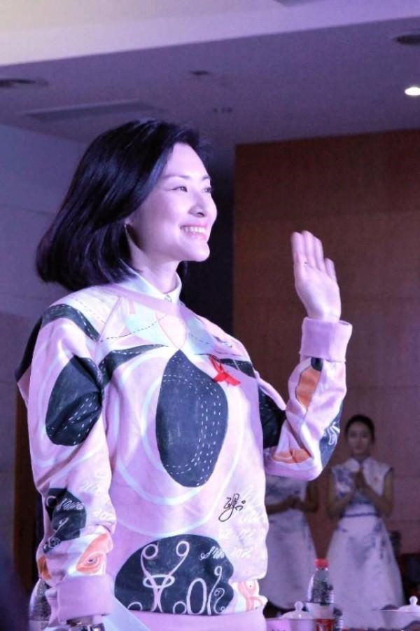 周濤52歲不見老，化淡妝還這麼漂亮，穿西裝配高領毛衣氣質端莊