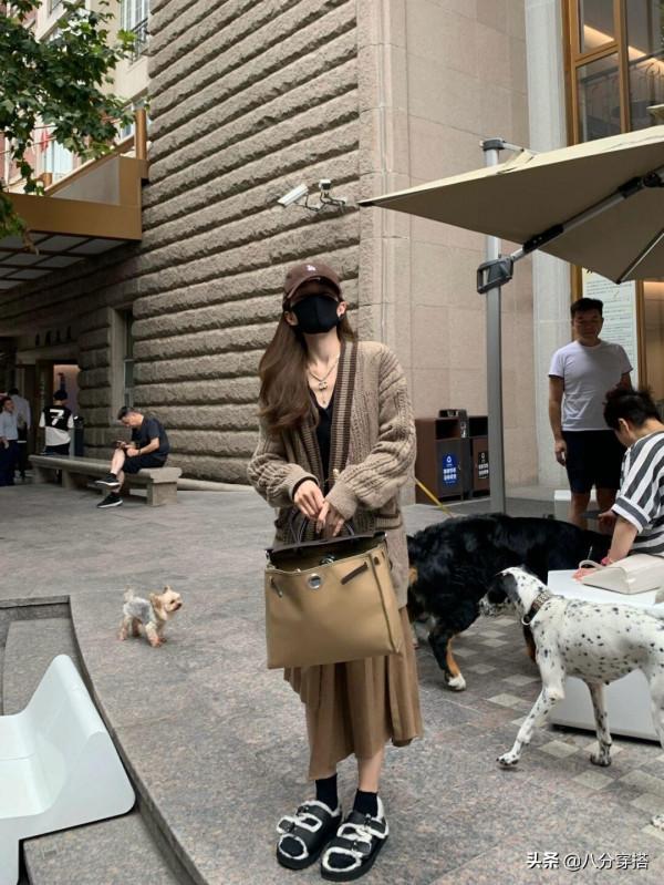 “小個子”早秋別亂穿，看這些揚長避短的小技巧，時尚洋氣顯腿長