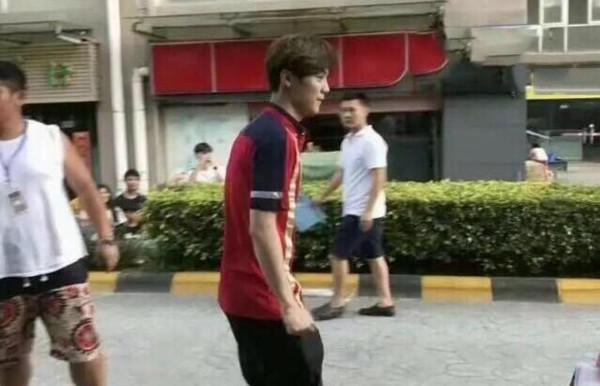 楊冪伸脖似鴕鳥,鹿晗關曉彤像老大爺,儀態差,顏值再高也白搭 楊冪伸脖似鴕鳥,鹿晗關曉彤像老大爺,儀態差,顏值再高也白搭