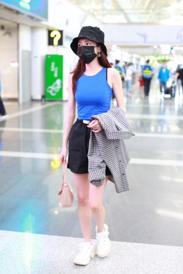 鄭合惠子這樣穿真養眼，吊帶衫+格子褲文藝隨和，還打造出好身材