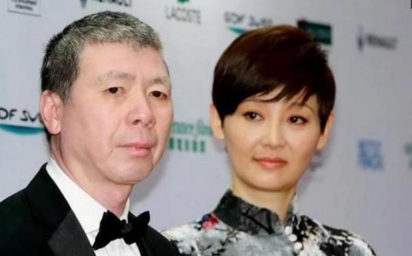 馮小剛:拋棄結婚15年的原配,40歲娶小10歲徐帆,63歲至今不生娃 馮小剛:拋棄結婚15年的原配,40歲娶小10歲徐帆,63歲至今不生娃