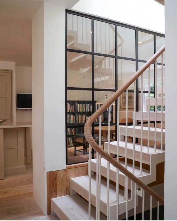 分享一間明亮住宅，僅格子窗與樓梯就圈粉無數，太有品味了