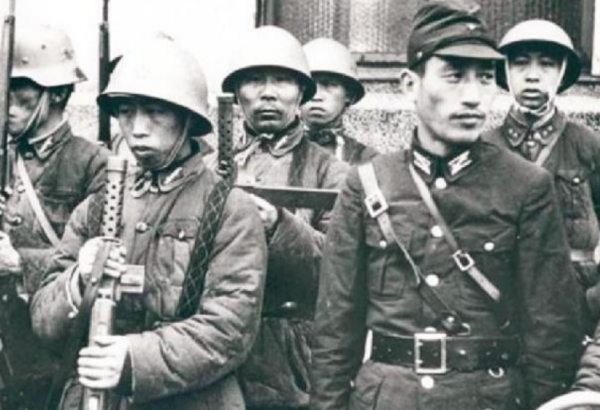 八路軍重傷倒地,偽軍發現他還有氣,偷偷說:別動,我們一會就走 八路軍重傷倒地,偽軍發現他還有氣,偷偷說:別動,我們一會就走