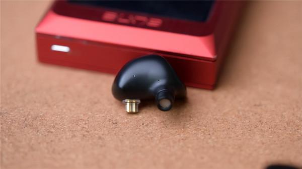 開箱分享一款國產少見的胡桃木腔體+複合生物振膜hifi耳機