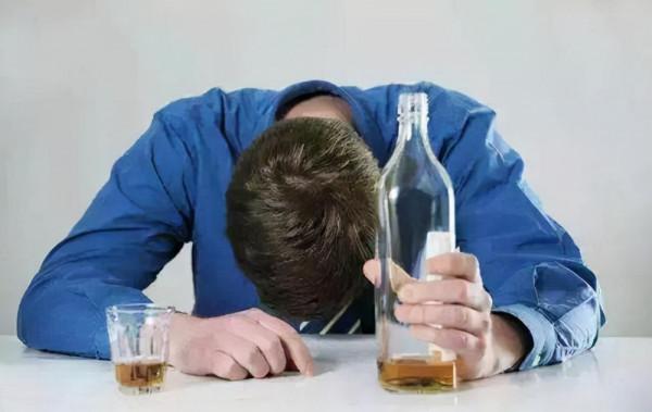 長期“喝白酒”和“喝啤酒”,身體有什麼區別?哪種對身體傷害小 長期“喝白酒”和“喝啤酒”,身體有什麼區別?哪種對身體傷害小