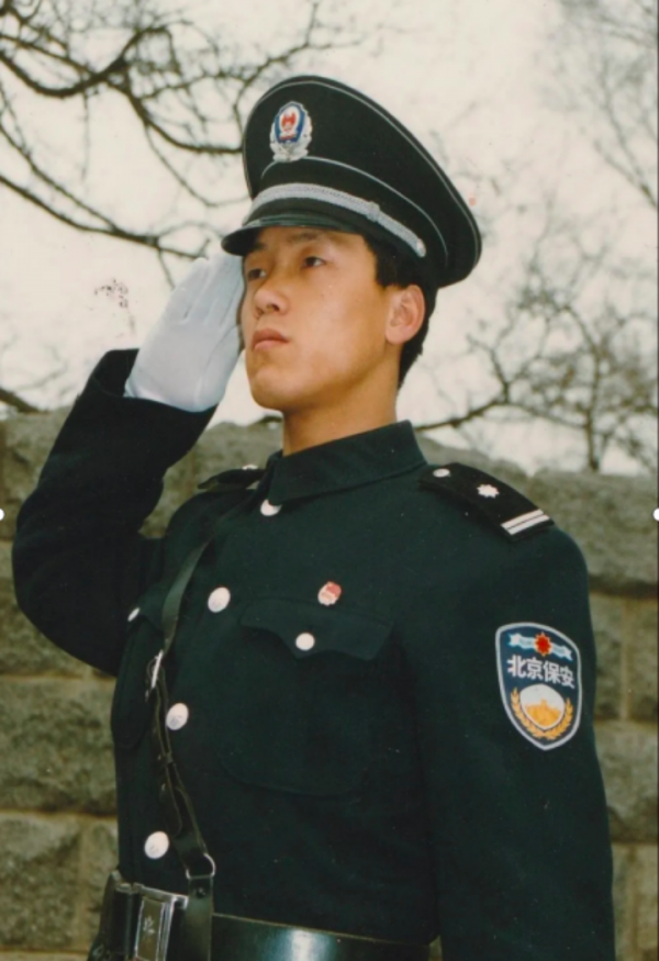 27年前考入北大的保安，現在是千餘學生的校長，曾為學習主動申請上夜班